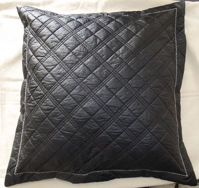 Cama / Almofada Preta de Matelassê  Capa + Almofada