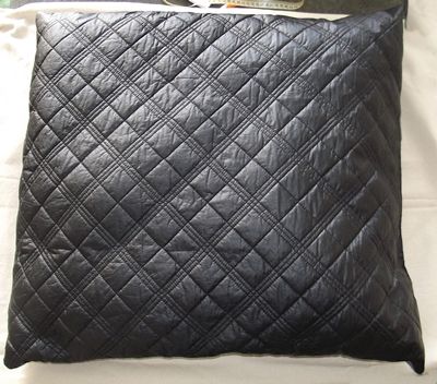 Cama / Almofada Preta de Matelassê